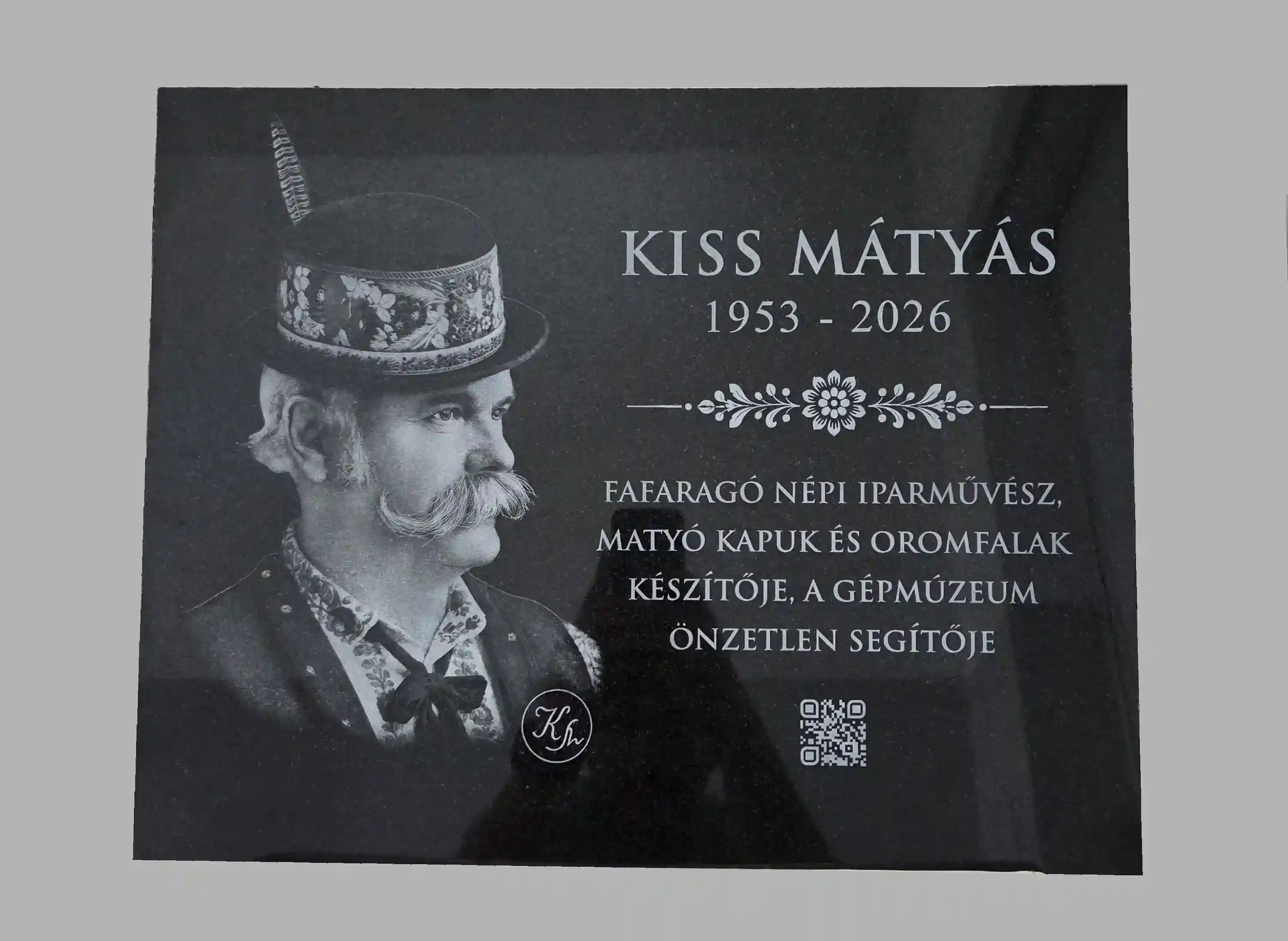 Kiss Mátyás kalapos portréjával, felirattal és QR-kóddal gravírozott fekete gránit emléktábla
